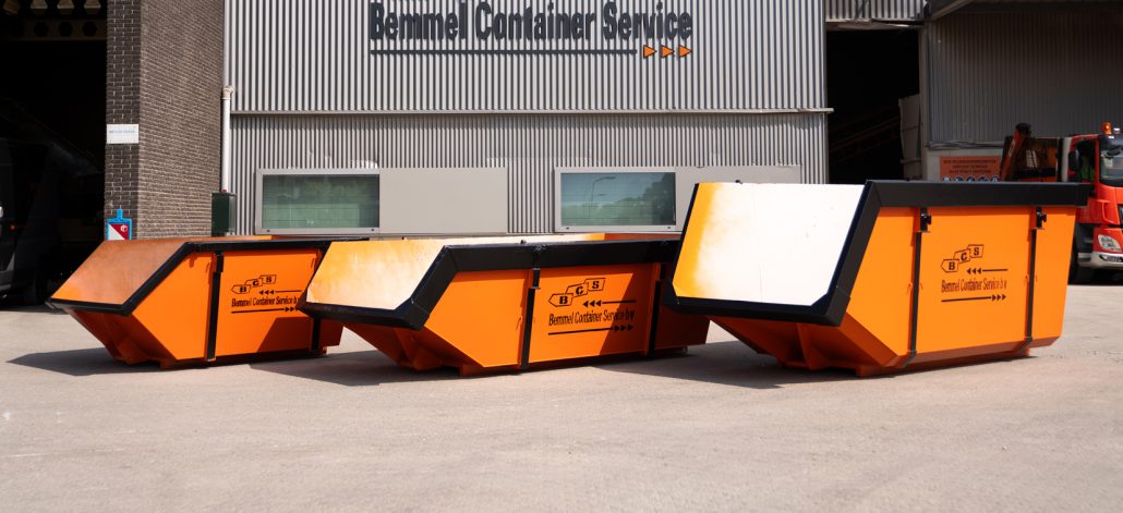 Verschillende afvalcontainers voor bouwafval, puin en hout in Utrecht