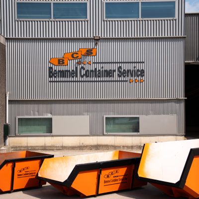 Grofvuil container gevuld met meubels en huisraad in Utrecht