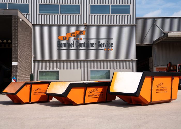 Schoonpuin container gevuld met stenen en puin in Utrecht